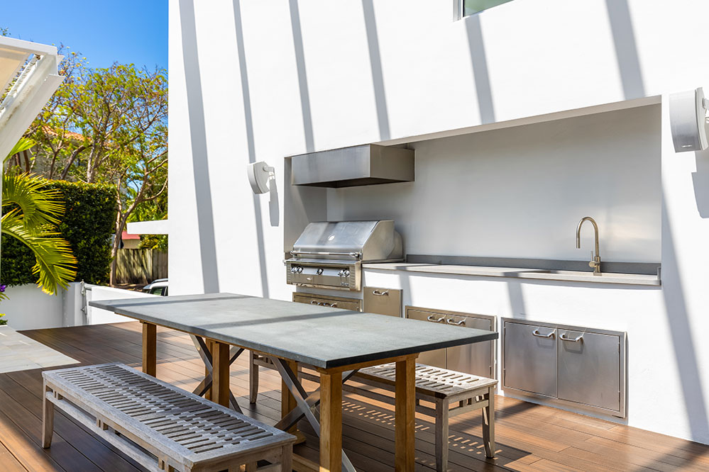 Outdoor-Kitchen-Features-For-Modern-Homes
